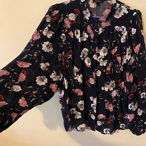 Floral blouse with wide sleeves
